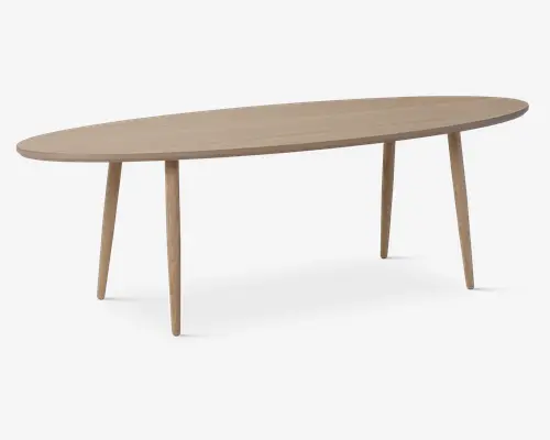 Ovalt bord med en glat, lys træfinish. Bordpladen har blødt afrundede kanter og understøttes af fire koniske, cylindriske ben, der er let skråtstillede for stabilitet. Designet er minimalistisk og moderne med fokus på træets naturlige årer.
