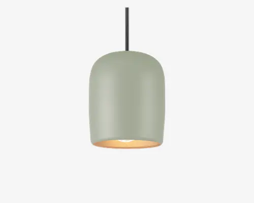 Loftlampe med en glat, mat salviegrøn cylindrisk skærm med afrundet top og åben bund. Skærmens inderside har en varm, lys farve, der fremhæver pærens skær. Lampen hænger i en slank, sort ledning, hvilket giver et minimalistisk og moderne udtryk.