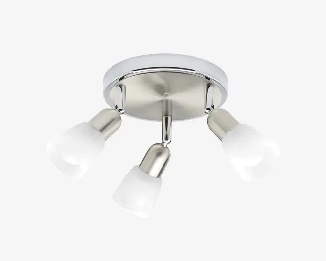 Loftmonteret lampe med rund base i børstet metal og tre justerbare arme, hver med en mat glas-skærm. Armene er jævnt fordelt og kan rettes, så lyset fokuseres i forskellige retninger. Designet er moderne og stilrent, velegnet til nutidige indretninger.