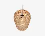 Hængelampe med en skærm flettet af rattan i en naturlig beige farve. Skærmen har et åbent, kurvelignende design, der lader lyset trænge igennem og skaber en varm og hyggelig stemning. Lampen hænger i en sort ledning, og pæren er synlig indeni, hvilket giver et rustikt og moderne udtryk.