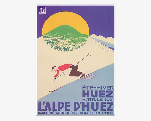 Plakat i vintagestil med en skiløber i rød jakke og sorte bukser, der kører ned ad en snedækket bakke. I baggrunden ses en stor gul sol eller måne over grønne bjerge og blå himmel. Teksten fremhæver 'L'Alpe d'Huez' med oplysninger om højde og region samt både sommer- og vinteraktiviteter. Designet bruger kraftige, flade farver og geometriske former for et retro udtryk.