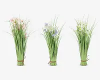 Tre bundter kunstige blomster med lange grønne stilke og blade, hver bundet sammen i bunden med snor. Blomsterne har sarte pastelfarver: ét bundt med lyserøde blomster, ét med hvide og lyse lilla blomster, og ét med hvide og gule blomster. Arrangementet er højt og slankt med et naturligt, vildblomst-udseende.