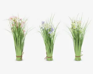 Tre bundter kunstige blomster med lange grønne stilke og blade, hver bundet sammen i bunden med snor. Blomsterne har sarte pastelfarver: ét bundt med lyserøde blomster, ét med hvide og lyse lilla blomster, og ét med hvide og gule blomster. Arrangementet er højt og slankt med et naturligt, vildblomst-udseende.