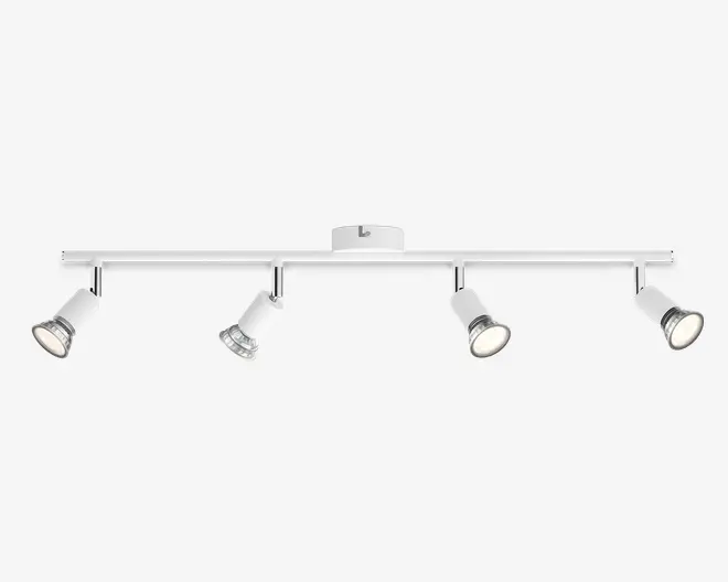Moderne loftmonteret skinnebelysning med fire justerbare cylindriske spotlys i mat hvid finish. Hvert spotlys kan vinkles individuelt for at rette lyset efter behov. Lampen har et slankt, minimalistisk design med en lige stang og en central monteringsplade.