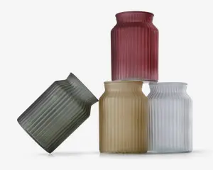 Sæt med fire cylindriske beholdere lavet af mat glas, hver med lodret rillet tekstur. Beholderne fås i fire farver: dæmpet rød, olivengrøn, beige og gennemsigtig hvid. Hver har en bred åbning og en kort hals, velegnet til at holde blomster eller dekorative genstande.