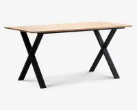 Rektangulært bord med en lys træbordplade og sorte metalben i X-form. Bordpladen har en glat, naturlig overflade med rene, lige kanter. Benene er solide og skråner udad, hvilket giver et moderne og minimalistisk udtryk.