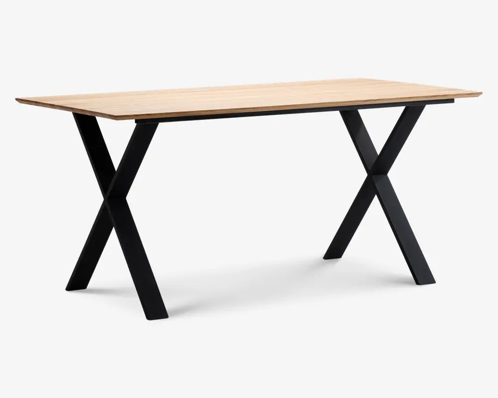 Rektangulært bord med en lys træbordplade og sorte metalben i X-form. Bordpladen har en glat, naturlig overflade med rene, lige kanter. Benene er solide og skråner udad, hvilket giver et moderne og minimalistisk udtryk.
