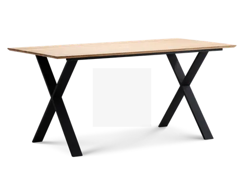 Rektangulært bord med en lys træbordplade og sorte metalben i X-form. Bordpladen har en glat, naturlig overflade med rene, lige kanter. Benene er solide og skråner udad, hvilket giver et moderne og minimalistisk udtryk.