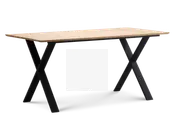 Rektangulært bord med en lys træbordplade og sorte metalben i X-form. Bordpladen har en glat, naturlig overflade med rene, lige kanter. Benene er solide og skråner udad, hvilket giver et moderne og minimalistisk udtryk.
