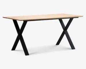 Rektangulært bord med en lys træbordplade og sorte metalben i X-form. Bordpladen har en glat, naturlig overflade med rene, lige kanter. Benene er solide og skråner udad, hvilket giver et moderne og minimalistisk udtryk.