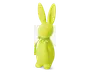 En lys gulgrøn kaninfigur med en glat, mat overflade. Kaninen har lange opretstående ører og en rund krop med minimale ansigtstræk. Den er pyntet med et lysegrønt satinbånd, der er bundet i en sløjfe omkring halsen.
