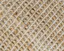 Nærbillede af en tekstureret vævet overflade med tykke, naturlige jutefibre i en lys beige farve. Væveteknikken danner et diskret diagonalt gittermønster med hævede, kraftige løkker, hvilket giver materialet et rustikt og slidstærkt udtryk. Fibrene har lette farvevariationer, som tilføjer dybde og et naturligt udseende.