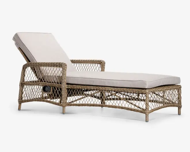 Denne model har en flettet rattanramme med en naturlig finish, der danner en solid base og armlæn. Sædet og ryglænet er udstyret med tykke, lyse beige hynder for ekstra komfort. Ryglænet kan justeres, så man kan vælge forskellige liggepositioner. Det åbne gitterdesign på siderne og bunden giver et let og elegant udtryk, hvilket gør den velegnet til både indendørs og udendørs afslapning.