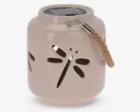 Rund, lysebeige lanterne i keramik med udskåret guldsmed-motiv på siderne, udstyret med et kraftigt rebhåndtag fastgjort med en metalbeslag, samt solcellepanel på toppen til udendørs brug.