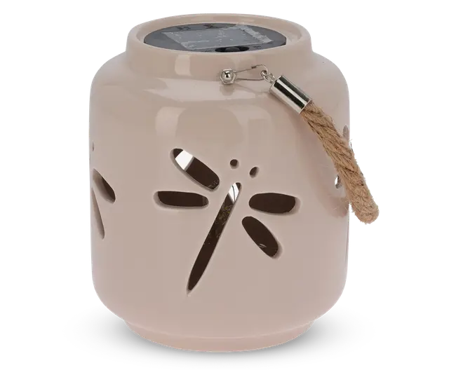 Rund, lysebeige lanterne i keramik med udskåret guldsmed-motiv på siderne, udstyret med et kraftigt rebhåndtag fastgjort med en metalbeslag, samt solcellepanel på toppen til udendørs brug.