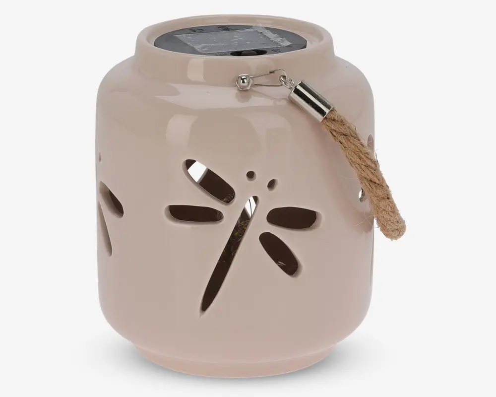 Rund, lysebeige lanterne i keramik med udskåret guldsmed-motiv på siderne, udstyret med et kraftigt rebhåndtag fastgjort med en metalbeslag, samt solcellepanel på toppen til udendørs brug.