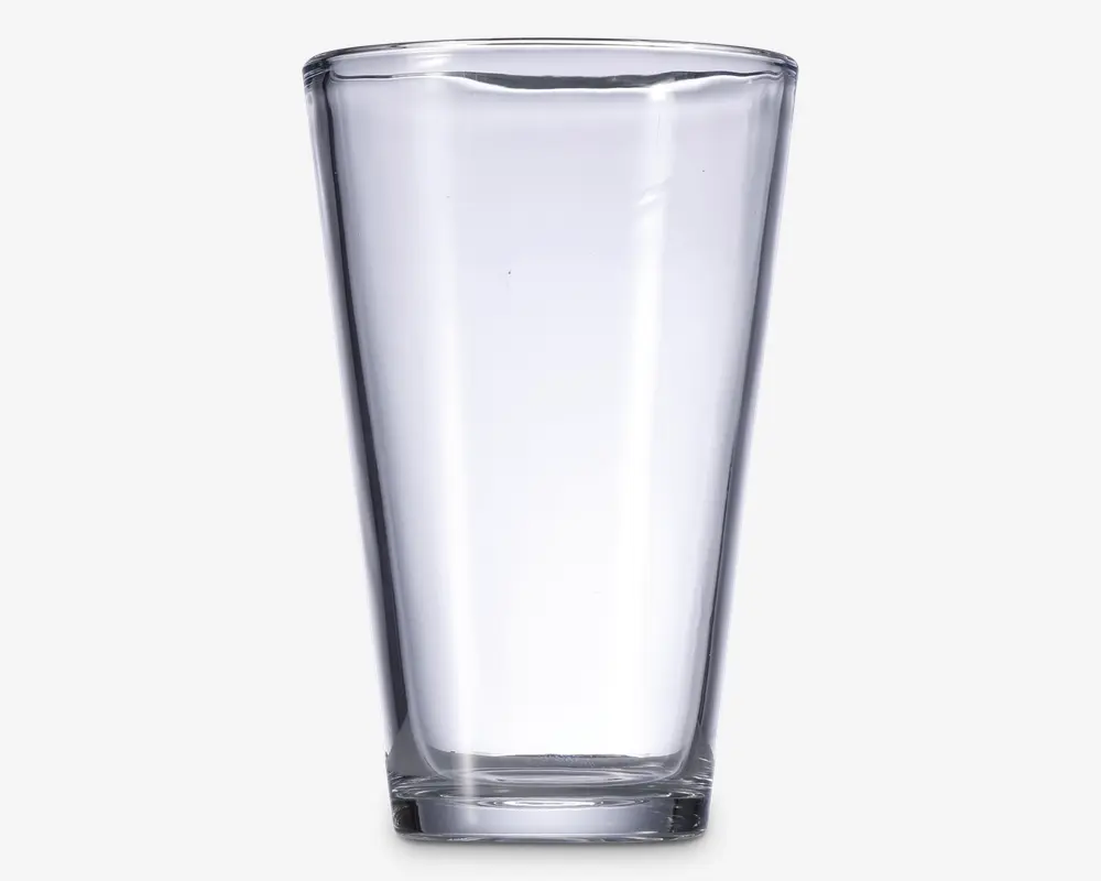 Klar, cylindrisk drikkebeholdere med let konisk form, bredere foroven og smallere forneden. Fremstillet af gennemsigtigt glas med glat overflade og en tyk, solid bund for stabilitet. Randen er afrundet for behagelig drikning.