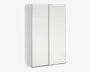 Høj, rektangulær opbevaringsenhed med en glat, mat hvid overflade. Har to store skydedøre med diskrete vandrette panelopdelinger, hvilket giver et minimalistisk udtryk. Kanterne er rene og lige, og det samlede design er moderne og enkelt, velegnet til forskellige rumtyper.