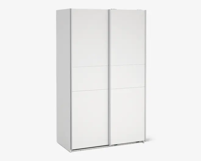 Høj, rektangulær opbevaringsenhed med en glat, mat hvid overflade. Har to store skydedøre med diskrete vandrette panelopdelinger, hvilket giver et minimalistisk udtryk. Kanterne er rene og lige, og det samlede design er moderne og enkelt, velegnet til forskellige rumtyper.