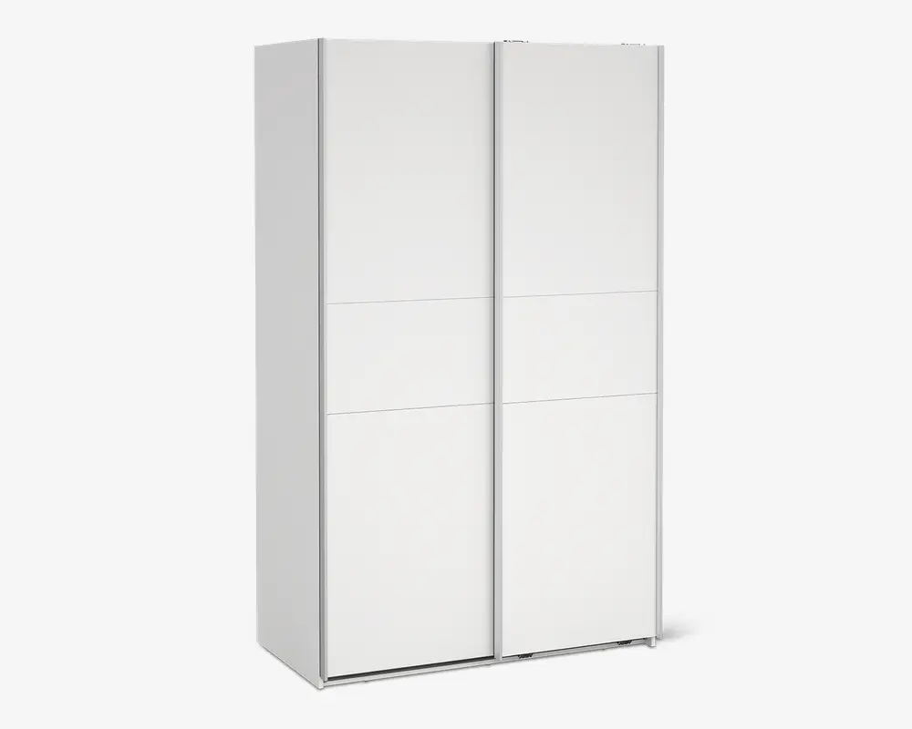 Høj, rektangulær opbevaringsenhed med en glat, mat hvid overflade. Har to store skydedøre med diskrete vandrette panelopdelinger, hvilket giver et minimalistisk udtryk. Kanterne er rene og lige, og det samlede design er moderne og enkelt, velegnet til forskellige rumtyper.