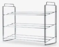 Trestykket reol lavet af blankt krommetal med åbne trådhylder og rektangulære sidestøtter. Designet er minimalistisk og moderne, og hver hylde giver god plads til opbevaring. Reolen er fritstående og har en robust ramme, velegnet til organisering af ting i køkken, badeværelse eller garderobe.