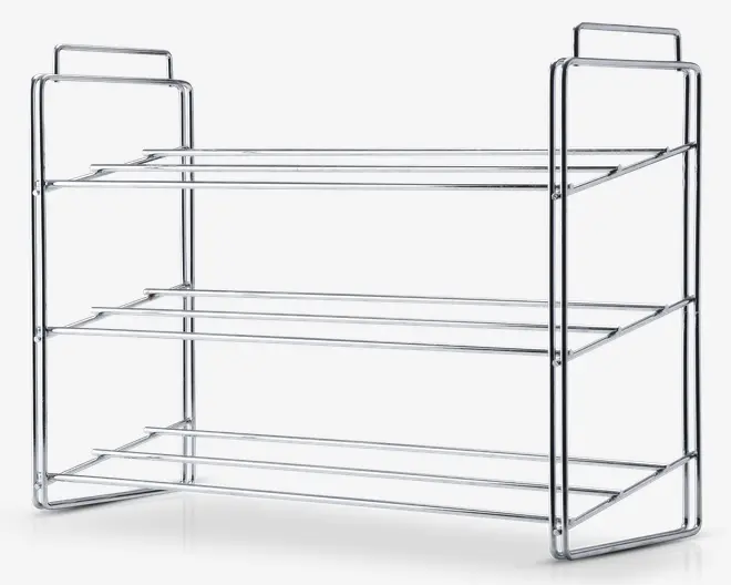 Trestykket reol lavet af blankt krommetal med åbne trådhylder og rektangulære sidestøtter. Designet er minimalistisk og moderne, og hver hylde giver god plads til opbevaring. Reolen er fritstående og har en robust ramme, velegnet til organisering af ting i køkken, badeværelse eller garderobe.