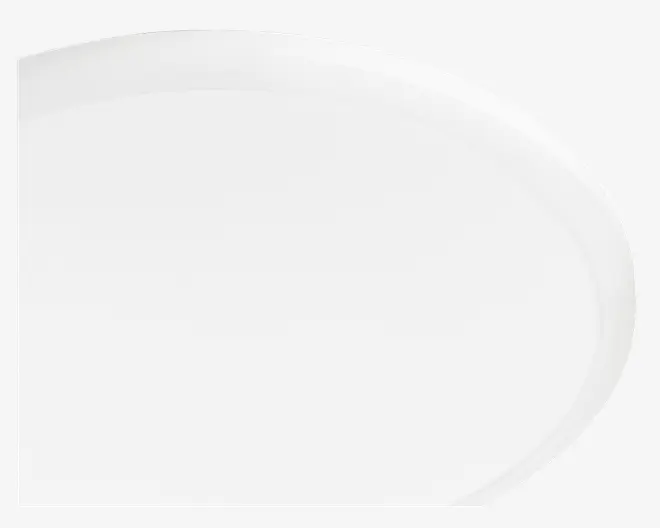Et nærbillede af en glat, blank hvid overflade med en diskret hævet kant, hvilket antyder et minimalistisk og moderne design. Kanten er let buet, og overfladen ser ud til at være af keramik eller porcelæn, hvilket giver et rent og elegant udtryk.