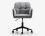 En moderne kontorstol med blødt, lysegråt polstret sæde og ryglæn med kvadratiske, tuftede syninger. Stolen har polstrede armlæn for ekstra komfort og står på en sort femstjernet fod med glidende hjul. Højden kan justeres med et håndtag under sædet.
