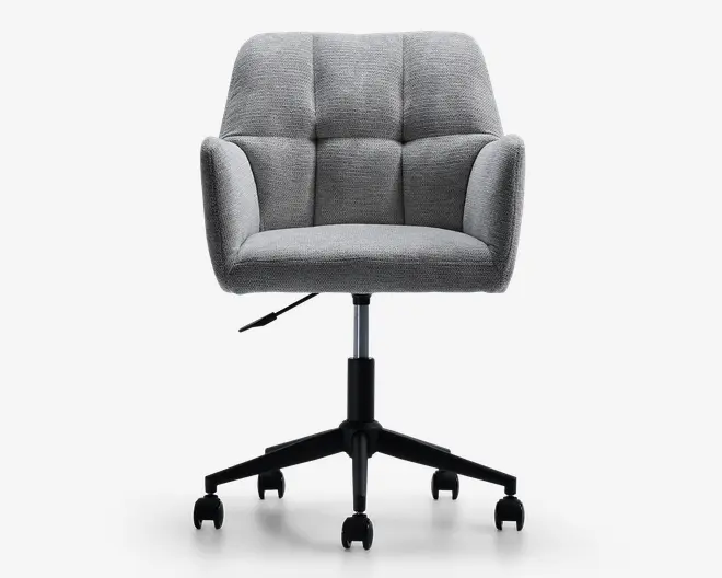 En moderne kontorstol med blødt, lysegråt polstret sæde og ryglæn med kvadratiske, tuftede syninger. Stolen har polstrede armlæn for ekstra komfort og står på en sort femstjernet fod med glidende hjul. Højden kan justeres med et håndtag under sædet.