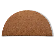 En halvcirkelformet måtte lavet af grove, naturlige brune fibre. Overfladen har en ru tekstur, der egner sig til at skrabe snavs af sko. Kanterne er pænt skåret, og måtten har en ensartet farve og tykkelse over hele fladen.