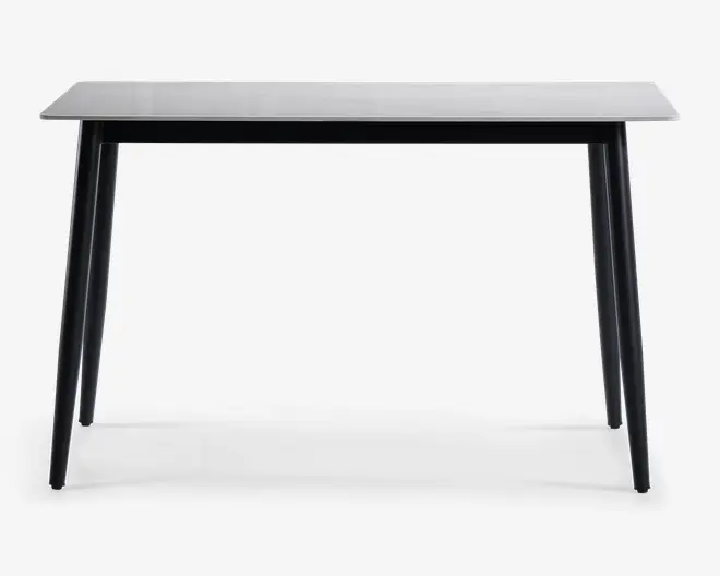 Rektangulært bord med en glat, lys bordplade og fire let skråtstillede, sorte ben. Designet er minimalistisk og moderne med rene linjer og en slank profil.