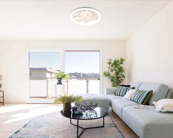 Loftlampe i hvid med ventilator