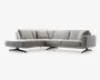 En moderne L-formet sofa med lysegråt betræk, brede og dybe sæder samt bløde ryghynder for ekstra komfort. Sofaen har rene, lige linjer og lavprofilerede metalben, hvilket giver et moderne udtryk. Venstre side har en chaiselong, der er ideel til afslapning eller at strække sig ud på.