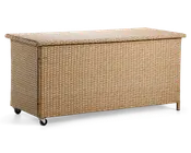 Rektangulær opbevaringsboks med flettet rattan-lignende ydre i en lys beige farve. Boksen har et hængslet låg for nem adgang og er udstyret med små hjul i bunden for let flytning. Designet er robust og egnet til både indendørs og udendørs brug, og giver god opbevaringsplads.