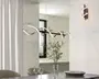 Et moderne lysarmatur med et skulpturelt, bølgeformet design, hvor sammenflettede LED-strips danner en elegant form. Armaturet hænger fra loftet i tynde wirer, hvilket giver et svævende udtryk. LED-stripsene udsender et blødt, varmt hvidt lys, og selve armaturet har en slank, mørk metalfinish. Designet er minimalistisk og nutidigt, velegnet til spise- eller opholdsrum.