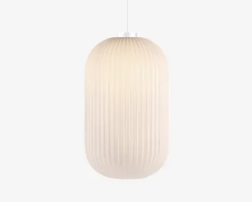 Ovalformet pendellampe med lodrette riller i en mat, opalhvid glasskærm. Overfladen har et blødt, mat udtryk, og designet er minimalistisk med en hvid metalhætte og ophængsstang i toppen. Lyset spredes blidt gennem skærmen og giver en varm og jævn belysning.