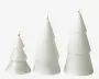 Sæt med tre hvide stearinlys formet som stiliserede juletræer, hver med lagdelte niveauer, der efterligner grene. Lysene findes i små, mellemstore og store størrelser, alle med en glat, blank overflade og én væge i toppen. Designet er moderne og minimalistisk, velegnet til jule- eller vinterdekoration.