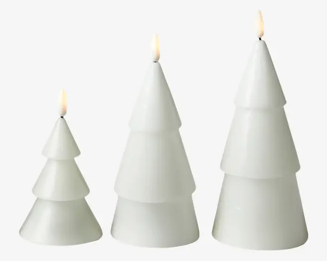 Sæt med tre hvide stearinlys formet som stiliserede juletræer, hver med lagdelte niveauer, der efterligner grene. Lysene findes i små, mellemstore og store størrelser, alle med en glat, blank overflade og én væge i toppen. Designet er moderne og minimalistisk, velegnet til jule- eller vinterdekoration.
