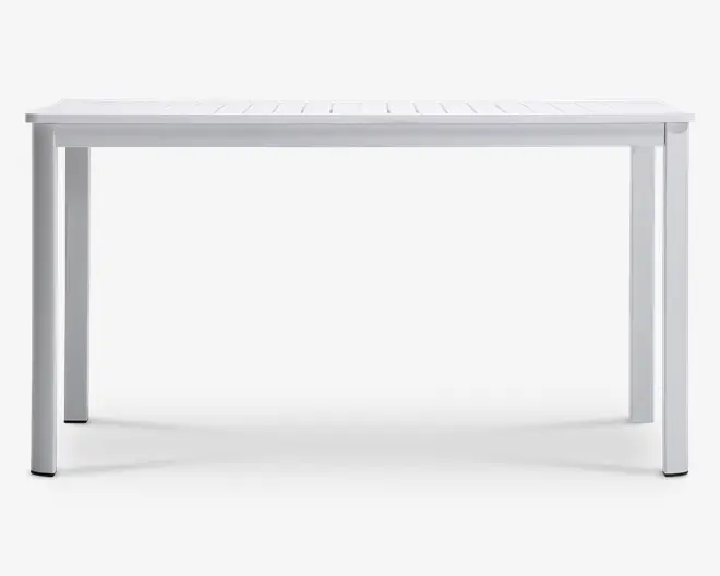 Rektangulært bord med en glat, hvid overflade og bordplade med lameldesign. Bordet har lige, solide ben og et minimalistisk, moderne udtryk. Overfladen ser nem at rengøre ud, og konstruktionen virker egnet til både indendørs og udendørs brug.