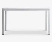 Rektangulært bord med en glat, hvid overflade og bordplade med lameldesign. Bordet har lige, solide ben og et minimalistisk, moderne udtryk. Overfladen ser nem at rengøre ud, og konstruktionen virker egnet til både indendørs og udendørs brug.