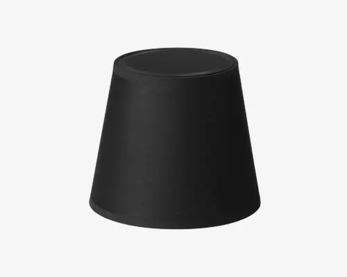 Mat sort, konisk formet genstand med bred bund og smallere top. Overfladen fremstår glat og ensartet uden synlige mønstre eller dekorationer. Den øverste kant er let afrundet, og det samlede design er minimalistisk og moderne.