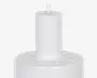 Nærbillede af en mat hvid cylindrisk genstand med glat overflade, der har en række små cirkulære huller jævnt fordelt langs den øverste kant. Genstanden har et centralt lodret rør, der strækker sig opad, hvilket giver et moderne og minimalistisk udtryk.