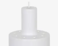 Nærbillede af en mat hvid cylindrisk genstand med glat overflade, der har en række små cirkulære huller jævnt fordelt langs den øverste kant. Genstanden har et centralt lodret rør, der strækker sig opad, hvilket giver et moderne og minimalistisk udtryk.