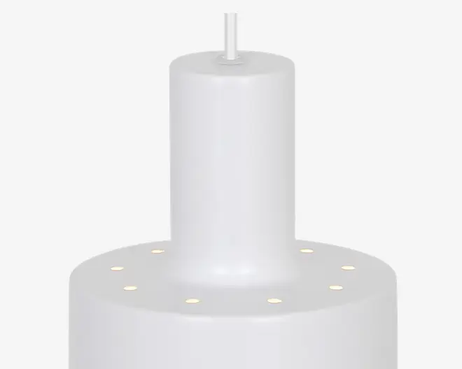 Nærbillede af en mat hvid cylindrisk genstand med glat overflade, der har en række små cirkulære huller jævnt fordelt langs den øverste kant. Genstanden har et centralt lodret rør, der strækker sig opad, hvilket giver et moderne og minimalistisk udtryk.