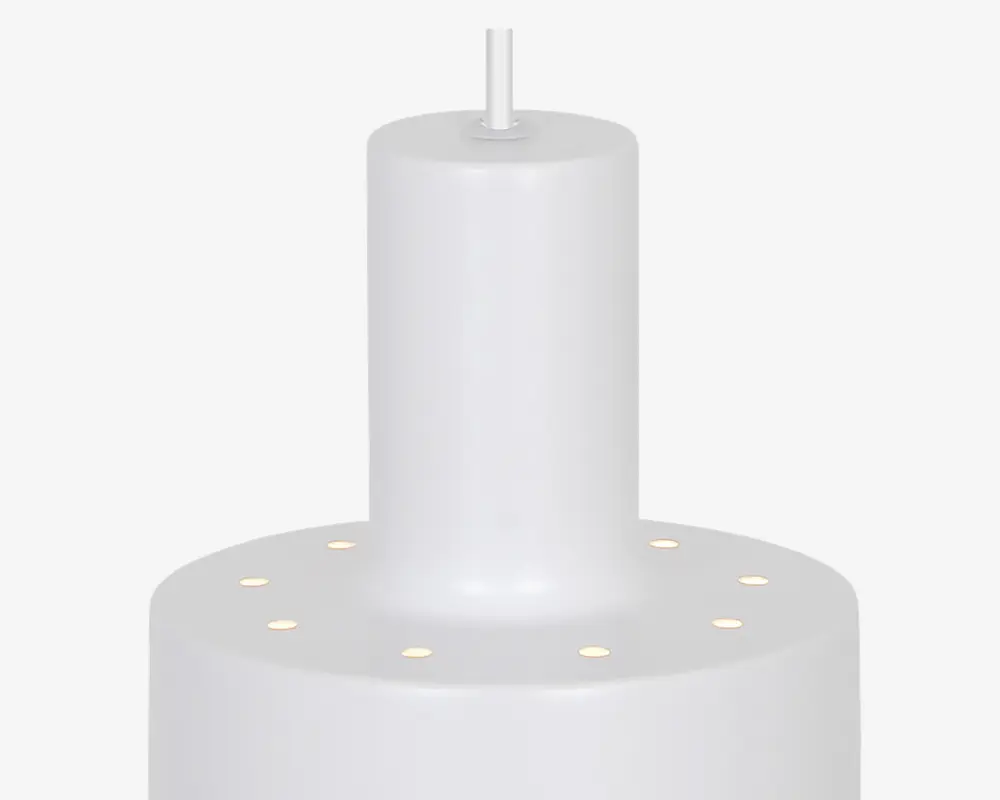 Nærbillede af en mat hvid cylindrisk genstand med glat overflade, der har en række små cirkulære huller jævnt fordelt langs den øverste kant. Genstanden har et centralt lodret rør, der strækker sig opad, hvilket giver et moderne og minimalistisk udtryk.