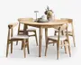Et rundt spisebord lavet af lyst træ med fire matchende stole. Stolene har skrå ryglæn og hvide polstrede sæder for ekstra komfort. Bordet har koniske ben og er dekoreret med en stak tallerkener, glas og en vase med blomster, hvilket giver et moderne og indbydende udtryk.