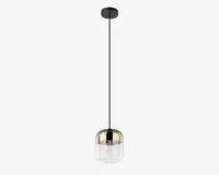 Loftpendel med cylindrisk glasskærm, der har en metallisk gylden top og en klar bund, ophængt i en sort stang og loftbeslag. Pæren er synlig gennem den gennemsigtige nederste del af skærmen, hvilket giver et moderne og elegant udtryk.