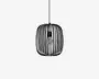Moderne pendellampe med et sort metalbur-design, hvor lodrette stænger danner en rund, åben struktur. Pæren er synlig i midten og hænger fra en sort ledning, hvilket giver et industrielt og moderne udtryk. Den åbne burform sikrer god lysfordeling og tilføjer et stilfuldt element til rummet.