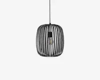 Moderne pendellampe med et sort metalbur-design, hvor lodrette stænger danner en rund, åben struktur. Pæren er synlig i midten og hænger fra en sort ledning, hvilket giver et industrielt og moderne udtryk. Den åbne burform sikrer god lysfordeling og tilføjer et stilfuldt element til rummet.