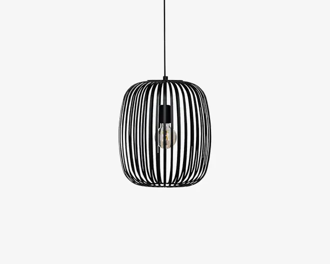 Moderne pendellampe med et sort metalbur-design, hvor lodrette stænger danner en rund, åben struktur. Pæren er synlig i midten og hænger fra en sort ledning, hvilket giver et industrielt og moderne udtryk. Den åbne burform sikrer god lysfordeling og tilføjer et stilfuldt element til rummet.